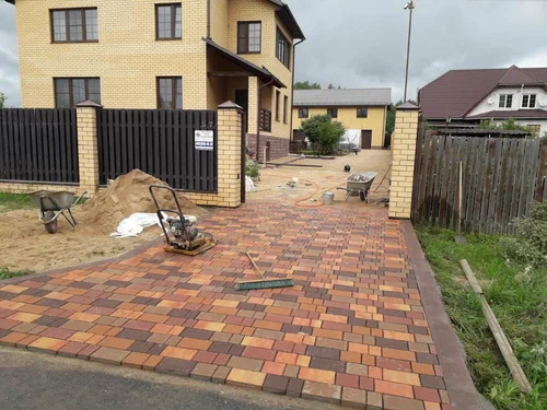 Укладка тротуарной плитки под ключ — двор частного дома в Раменском